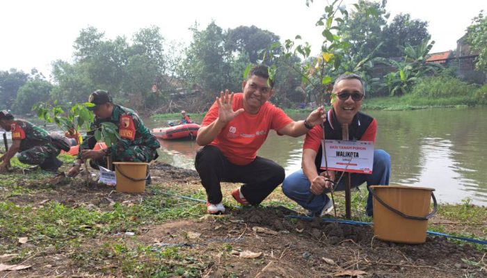 Suparma Tanam 80 Pohon Kluwih, Tebar 8000 Bibit Ikan di Kali Surabaya