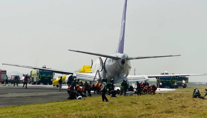 Simulasi Kecelakaan Pesawat di Bandara Juanda Tingkatkan Kesiapsiagaan Hadapi Darurat.