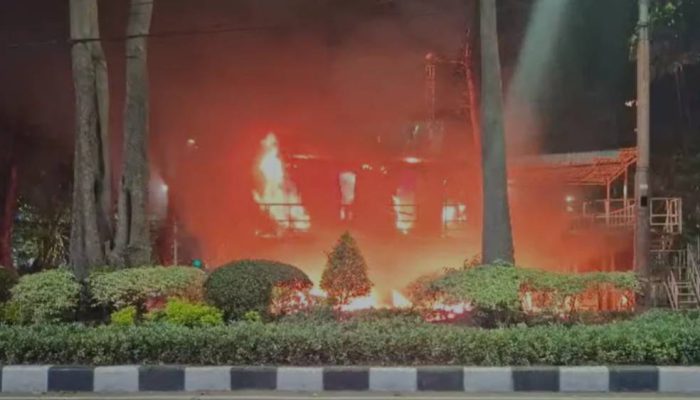 Aksi Solidaritas Berujung Anarkis, Sejumlah Pos Polisi di Surabaya Dibakar Massa