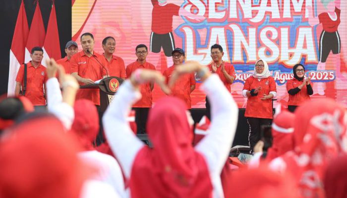 Ratusan Lansia Surabaya Ramaikan Balai Kota dengan Senam Sehat