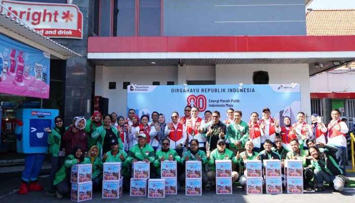 Pertamina Rayakan HUT ke-80 RI Bersama Ojol dan Pelanggan di Surabaya