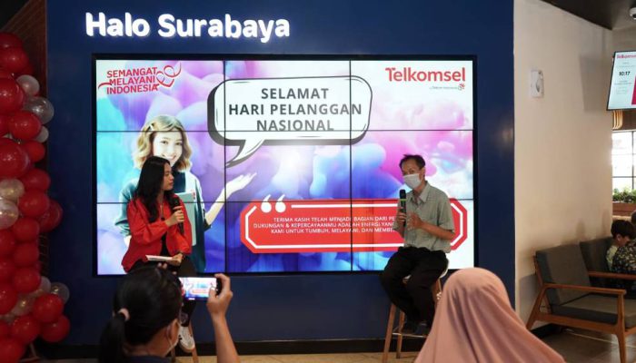 Telkomsel Serahkan Mobil Undi-Undi Hepi ke Pelanggan Surabaya di Hari Pelanggan