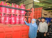 Khofifah Kirim Bantuan Logistik KRI Surabaya untuk Warga Pulau Bawean Terdampak Gelombang.