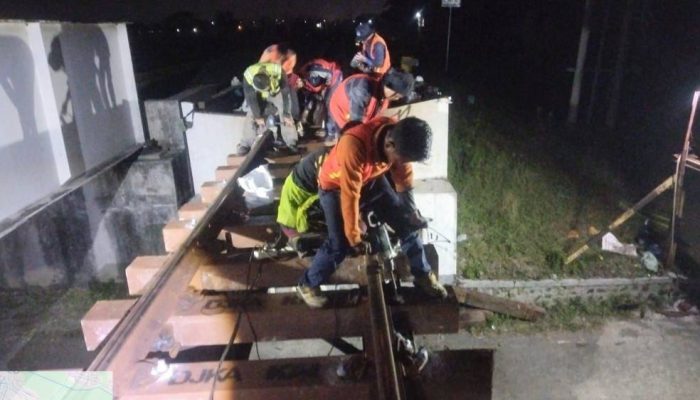 KAI Daop 7 Madiun Ganti Bantalan Kayu dengan Bantalan Sintetis Demi Kelestarian Lingkungan
