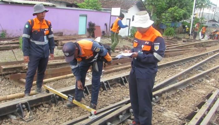 Jelang Nataru, KAI Daop 9 Maksimalkan Perawatan Jalur dan Perlintasan Kereta