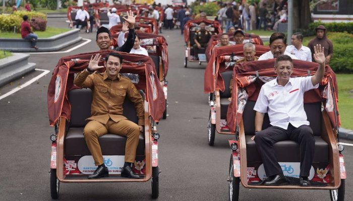 Program Presiden Prabowo, 100 Becak Listrik Resmi Disalurkan di Tuban