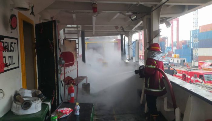 Kebakaran Kapal Peti Kemas Verizon di Tanjung Perak Berhasil Dipadamkan