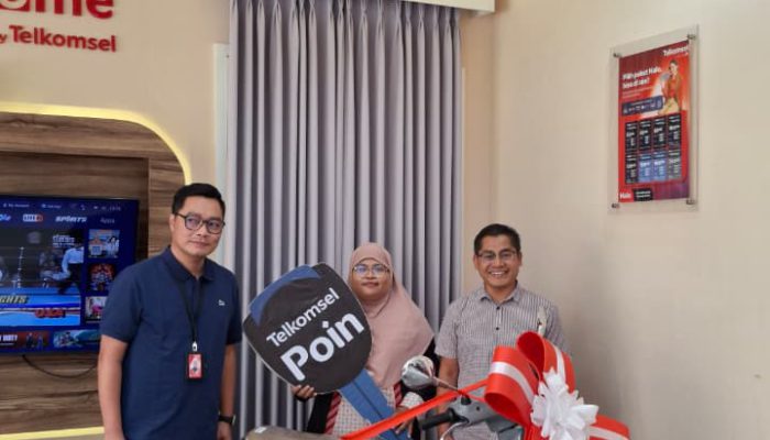 Pelanggan Asal Madiun dapat Hadiah Vespa dari Telkomsel