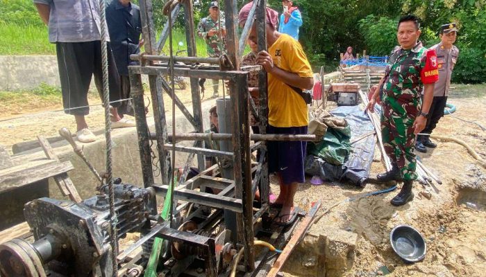 Diduga Keluarkan Minyak, Sumur Warga di Bangkalan Ditutup Sementara