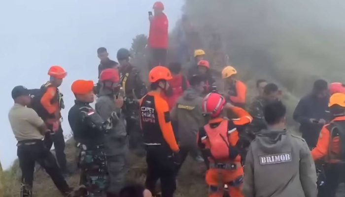 Tim SAR Temukan Ponsel Kopilot Pesawat ATR 42-500 di Gunung Bulusaraung