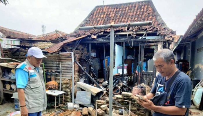 Peduli Korban Kebakaran, YBM PLN UP3 Madura Beri Santunan Tunai