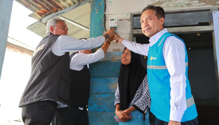 PLN Sambung Listrik Serentak 350 Masyarakat Pra Sejahtera di Jawa Timur