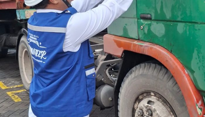 TPS Setiap Hari Bagikan Takjil kepada Pengemudi Truk dan Mitra Kerja