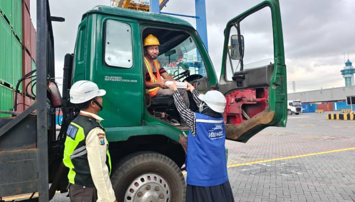 TPS Rutin Bagikan Takjil kepada Pengemudi Truk Selama Ramadhan