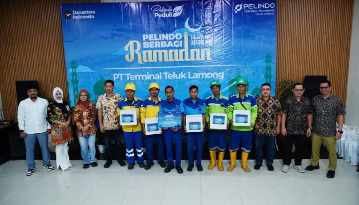 Program Pelindo Berbagi Ramadhan, Terminal Teluk Lamong Salurkan Sembako dan Santunan