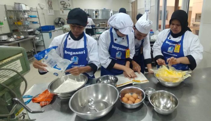 TEFA Cullinary SMKN 3 Sukabumi dan Bogasari Produksi 3.124 Toples Kue Lebaran, Omzet Tembus Rp210 Juta