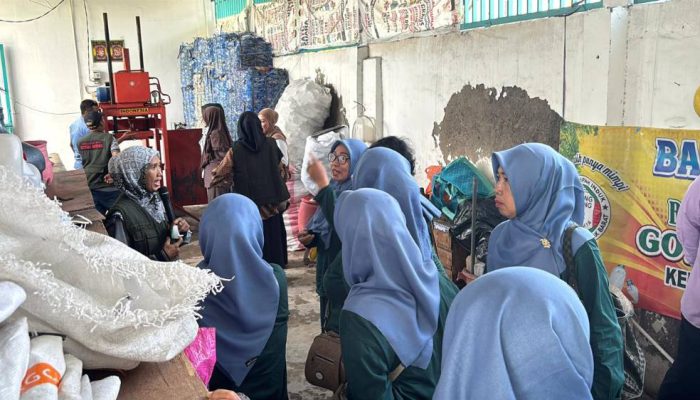 TPS Perkuat Literasi Sampah, Warga Sidotopo Wetan Belajar ke Bank Sampah Perak Barat