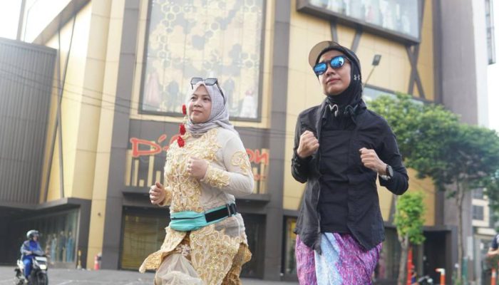 Berkebaya Lengkap, 35 Perempuan Taklukkan Basra Loop di Kartini’s in Motion Crown Prince Hotel Surabaya