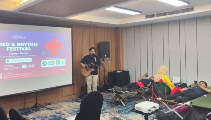 Aston Inn Jemursari Gabungkan Donor Darah, Musik Akustik, dan Healthy Juice dalam Satu Festival