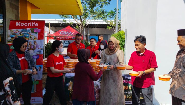 Ganti Kantong Plastik Sekali Pakai, Moorlife Bagi 5.000 Paket Daging Kurban dengan Wadah BPA-Free