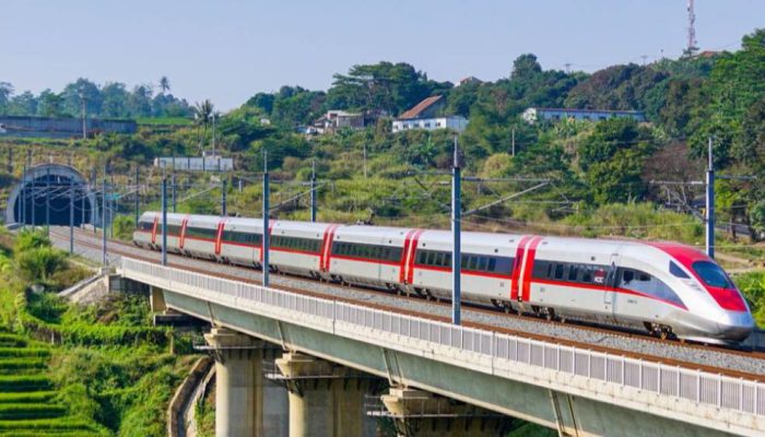 Whoosh Gandeng KAI Services, Sajikan Layanan Dining Car yang Lebih Optimal