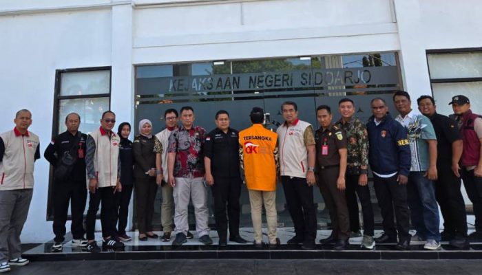 OJK Serahkan Tersangka dan Barang Bukti Kasus BPR Sumber Artha Waru Agung ke Kejari Sidoarjo