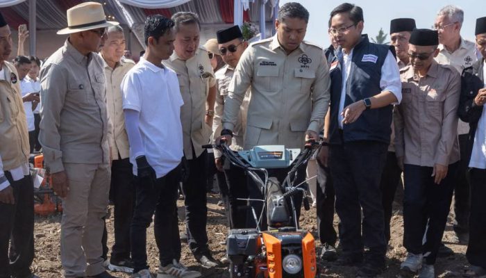 Yayasan STAPA Center dan HKTI Perkuat Produktivitas Petani Lewat Bantuan Mesin Panen dan Olah Tanah