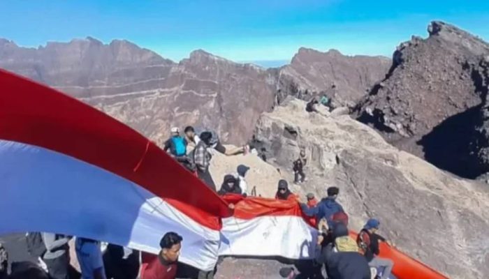 Ratusan Pendaki Kibarkan Bendera Merah Putih Sepanjang 81 Meter di Puncak Gunung Raung