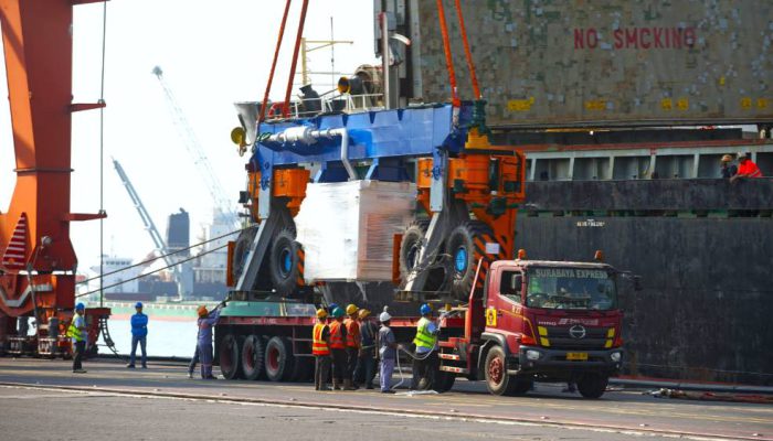 Tingkatkan Kapasitas Logistik, Terminal Teluk Lamong Tambah Peralatan E-RTG Ramah Lingkungan
