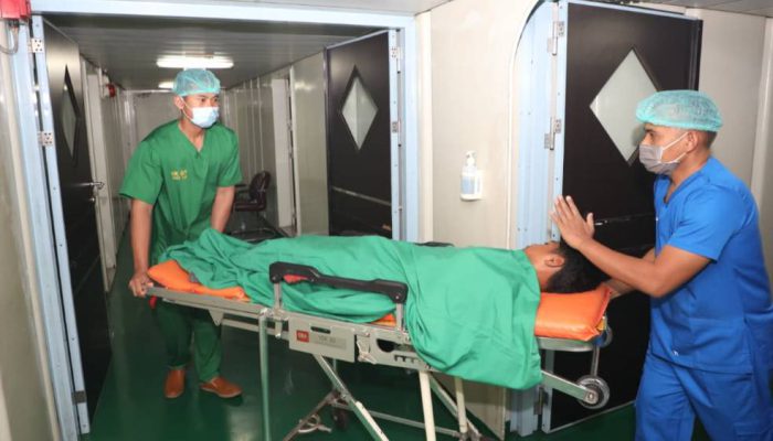Tiba di NTT, Rumah Sakit Apung KRI dr. Soeharso Langsung Tangani Korban Gempa