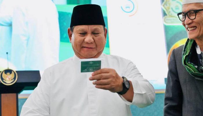 Sah jadi Anggota NU, Presiden Prabowo Terima KTA Seumur Hidup Sambil Tersenyum