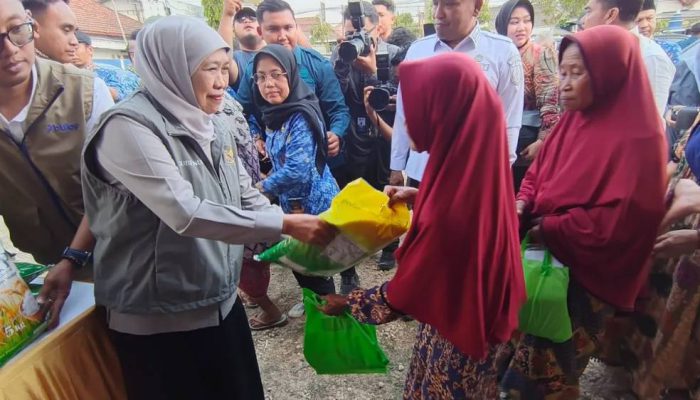 Gubernur Khofifah Hadiri Pasar Murah di Sampang, Bahan Pokok Laris Manis
