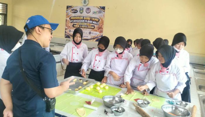 Ratusan Siswa SMKN 3 Kediri Belajar Cara Bikin Roti Manis di Bogasari Baking Center