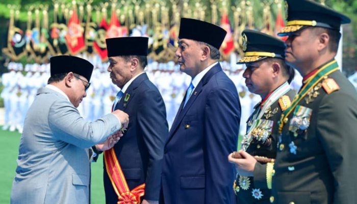 Presiden Anugerahkan Tanda Kehormatan Bintang Mahaputera kepada Tujuh Tokoh TNI